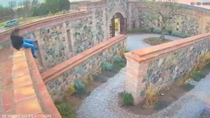 Video: así cayó el turista brasileño de la terraza de una bodega de Mendoza