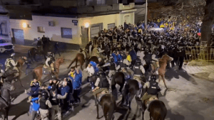 Video: piedras, cuchillos y represión en la previa de Nacional-Boca en Uruguay