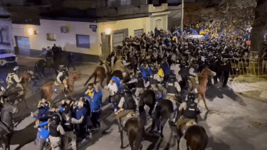 Video: piedras, cuchillos y represión en la previa de Nacional-Boca en Uruguay
