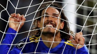 El gol fue anulado por el árbitro principal y el VAR apoyó la decisión. 