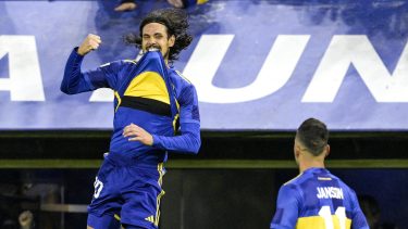 Cavani marcó su primer gol con Boca y explicó por qué no se trepó del alambrado