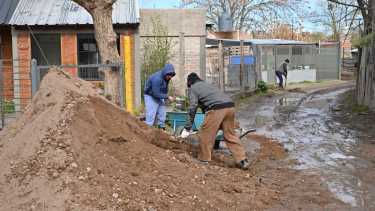 Las familias durante la semana se preparan para afrontar la crecida este fin de semana. Foto: Florencia Salto.
