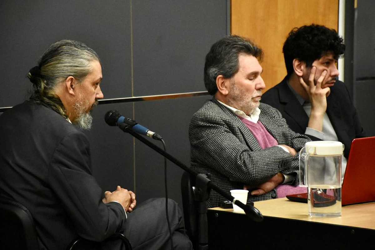 Pablo Iribarren (en el medio) es el defensor de Marques, fue juez de Cipolletti en el triple crimen. (fotos Matías Subat) 