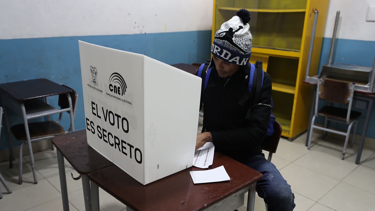 Ciudadanos ecuatorianos ejercen su derecho al voto en unas elecciones marcadas por la violencia criminal y la crisis institucional, en busca de un cambio para el país. Foto Gentileza.