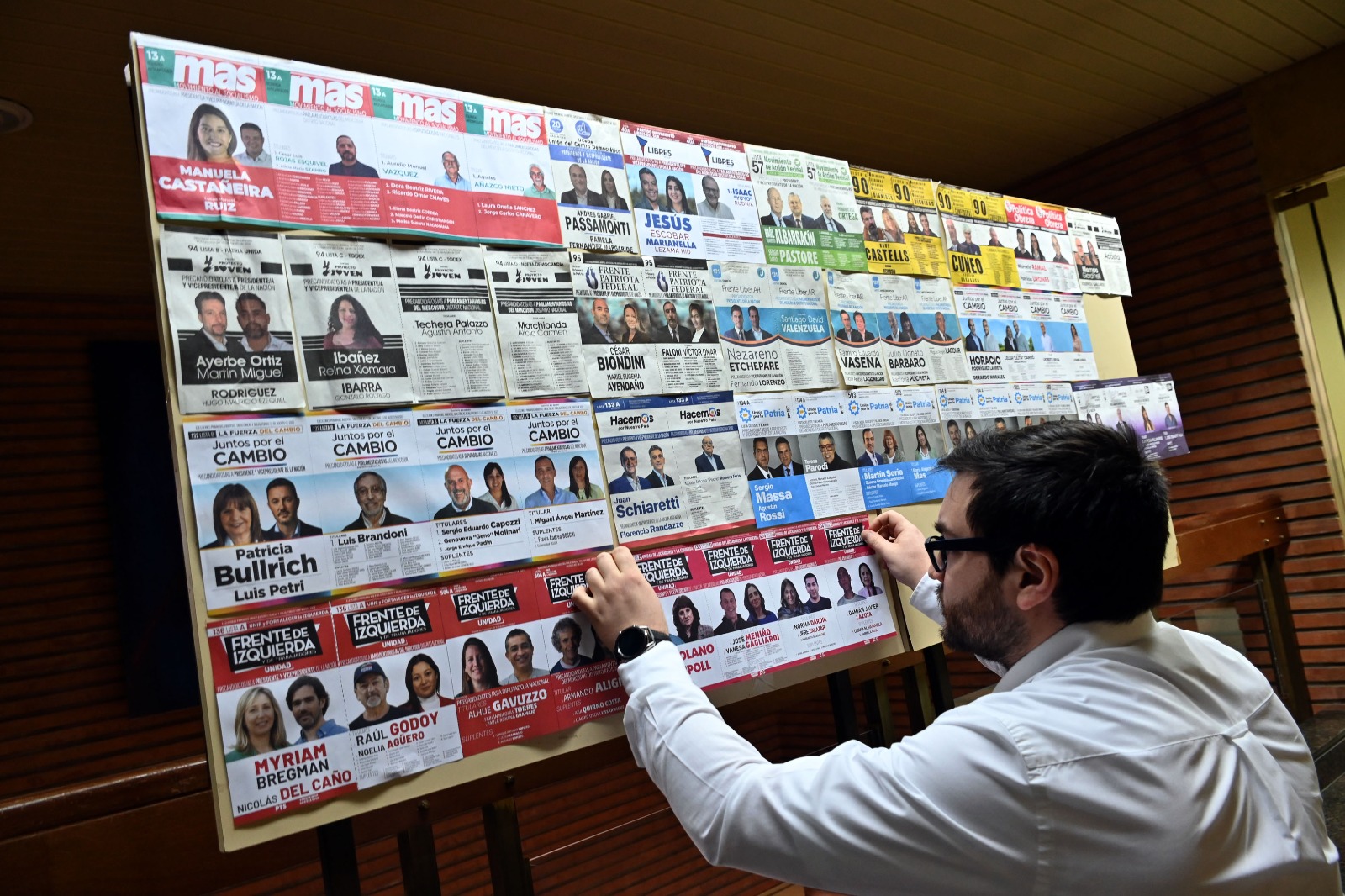 La imagen que puede verse en el Juzgado Federal de Viedma, con las 29 boletas habilitadas. (Foto: Marcelo Ochoa)