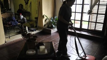 Las empleadas domésticas podrán cobrar el bono de acuerdo a la cantidad de horas trabajadas. Archivo.