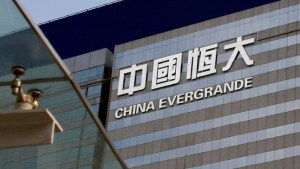 China intenta calmar al mercado tras quiebra del gigante inmobiliario Evergrande en EEUU