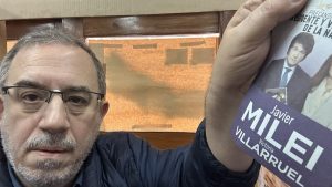 PASO 2023: Carlos Maslatón cumplió su promesa y así mostró su voto por Javier Milei