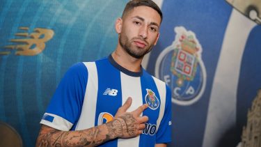 Varela ya se probó la camiseta de Porto.