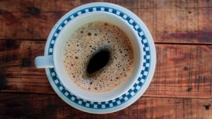 Por qué el café no sustituye el sueño (ni ayuda a evitar errores al estudiar o trabajar)