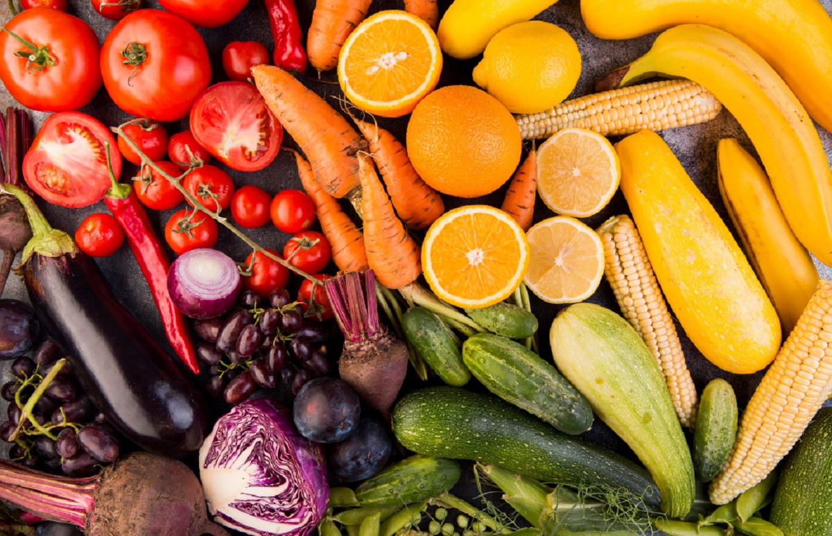 Frutas y verduras de estación que podemos consumir en agosto. Imagen de Freepik.