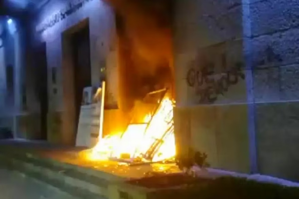 Incendiaron la puerta de la municipalidad tras la muerte de Facundo Molares.