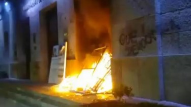 Incendiaron la puerta de la municipalidad tras la muerte de Facundo Molares.