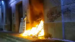 Muerte de Facundo Molares: prendieron fuego la puerta de la municipalidad de Mar del Plata