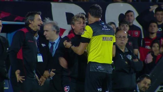 El Gringo Heinze vio la tarjeta roja por protestar durante el partido.