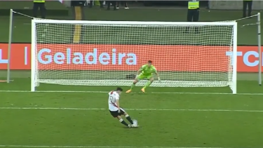 Conmebol explicó la decisión en la ejecución del delantero en Copa Libertadores.