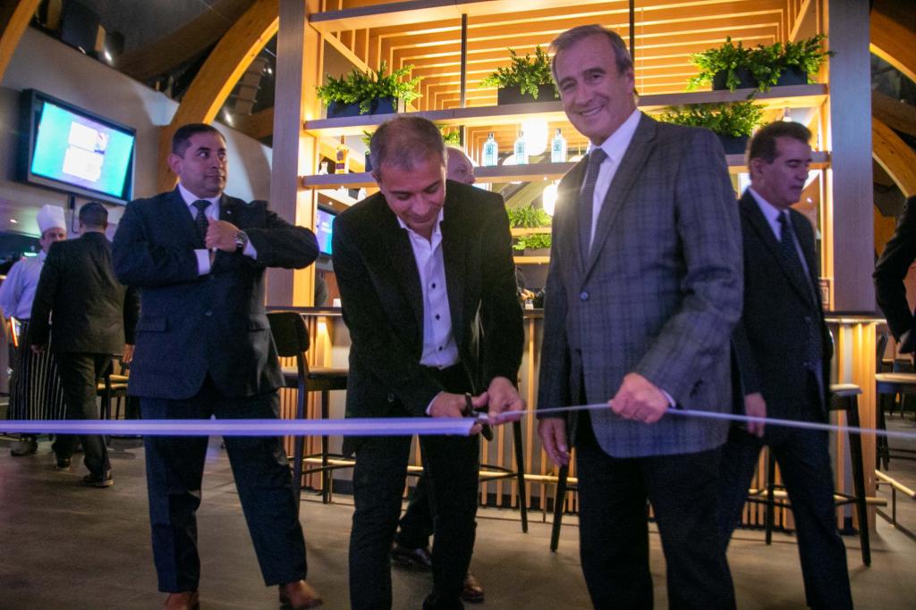 El presidente de Casino Club, Ricardo Benedicto, encabezó la inauguración de mejoras en las dos salas de Bariloche. Foto: Gentileza