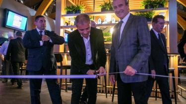 El presidente de Casino Club, Ricardo Benedicto, encabezó la inauguración de mejoras en las dos salas de Bariloche. Foto: Gentileza