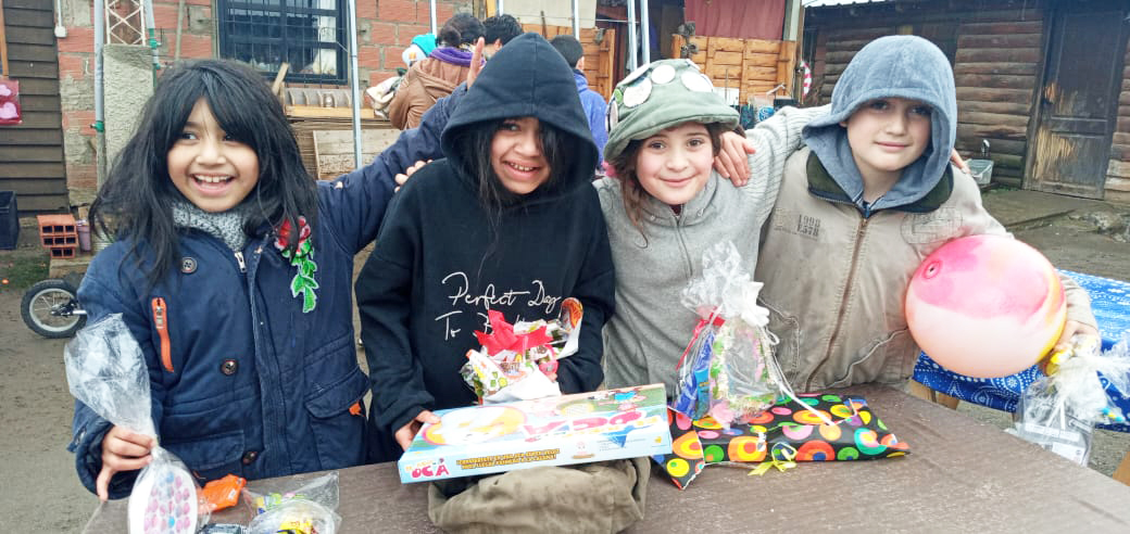 Niños y niñas de tres merenderos recibieron juguetes en una acción solidaria del Teleférico Cerro Otto. Gentileza