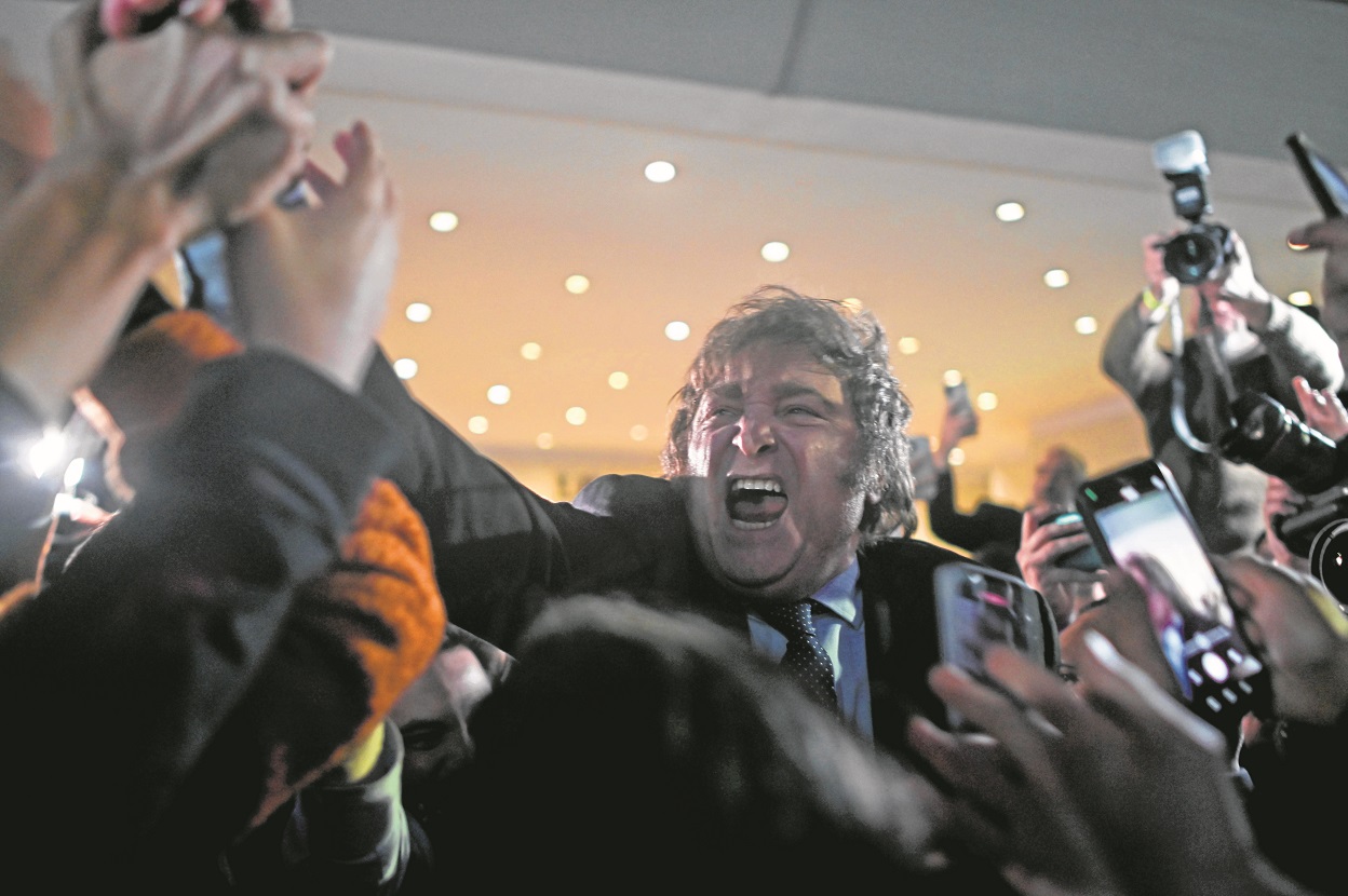 Javier Milei,de La Libertad Avanza,  el gran protagonista de las PASO y favorito para entrar al balotaje en la presidencial.   (AP Photo/Mario De Fina)