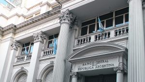 Forzado por el cachetazo electoral de Milei, Massa devaluó como pedía el Fondo