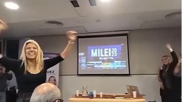 Nadia Márquez en su faceta eufórica tras conocer los resultados.