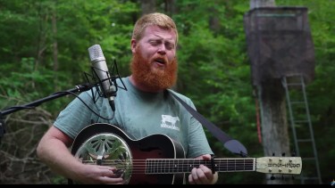 La increíble historia de la cancion de protesta de un desconocido que desbancó a Taylor Swift