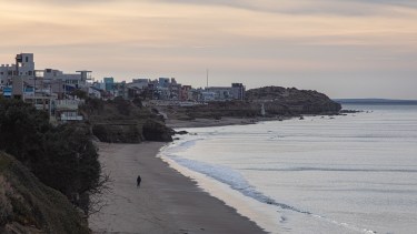 El crecimiento del nivel del mar podría afectar los acantilados de Las Grutas. Un geólogo estudia posibles impactos de ese incremento en San Antonio y en Las Grutas