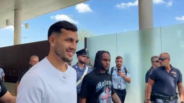 Leandro Paredes fue recibido por cientos de fanáticos en Roma