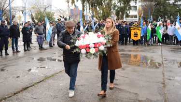 La intendenta María Emilia Soria y el presidente del Concejo, Juan Garabito, este jueves en el acto de homenaje a José de San Martín.
