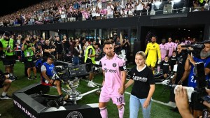 Leo Messi entró al estadio con Harper, la hija de David y Victoria Beckham