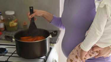 Cumplir con la cuota es un deber legal del padre o madre no conviviente, ya que ese ingreso permite cubrir las necesidades básicas. Foto Florencia Salto.