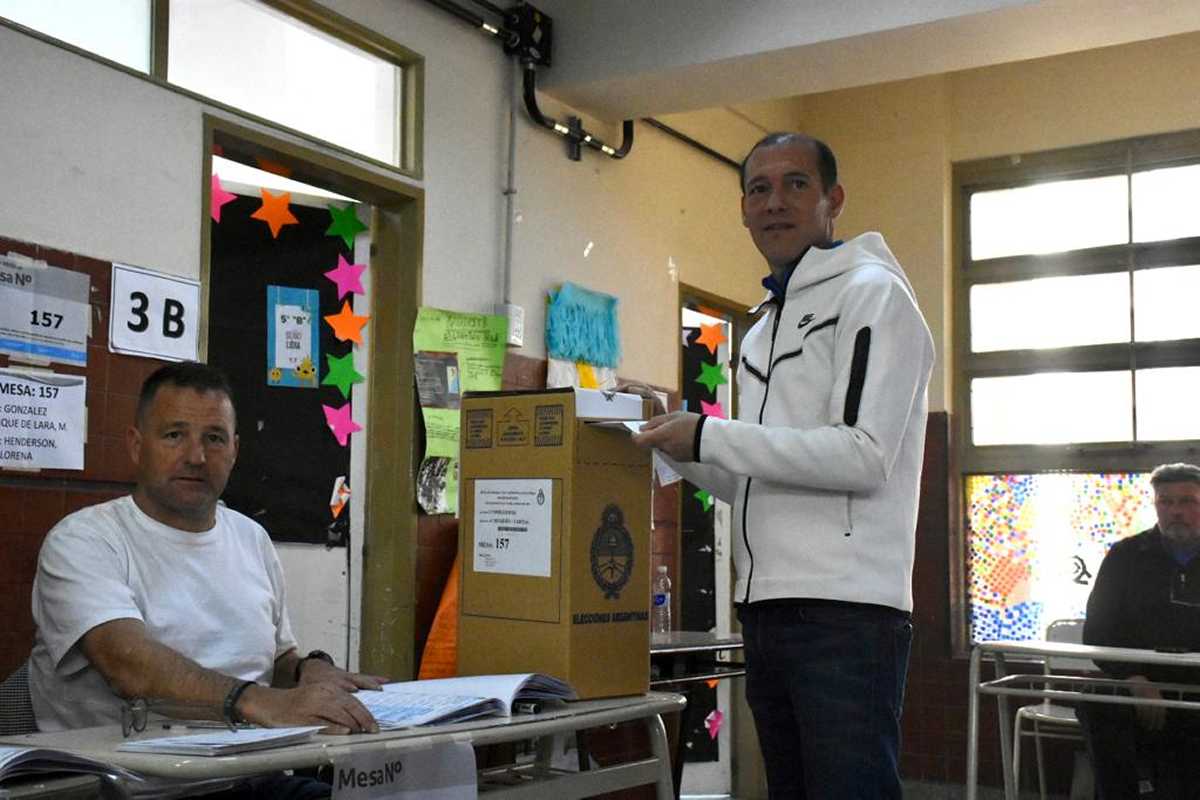 El gobernador de la provincia, Omar Gutierrez, votó en la escuela N° 2. Foto: Matías Subat. 