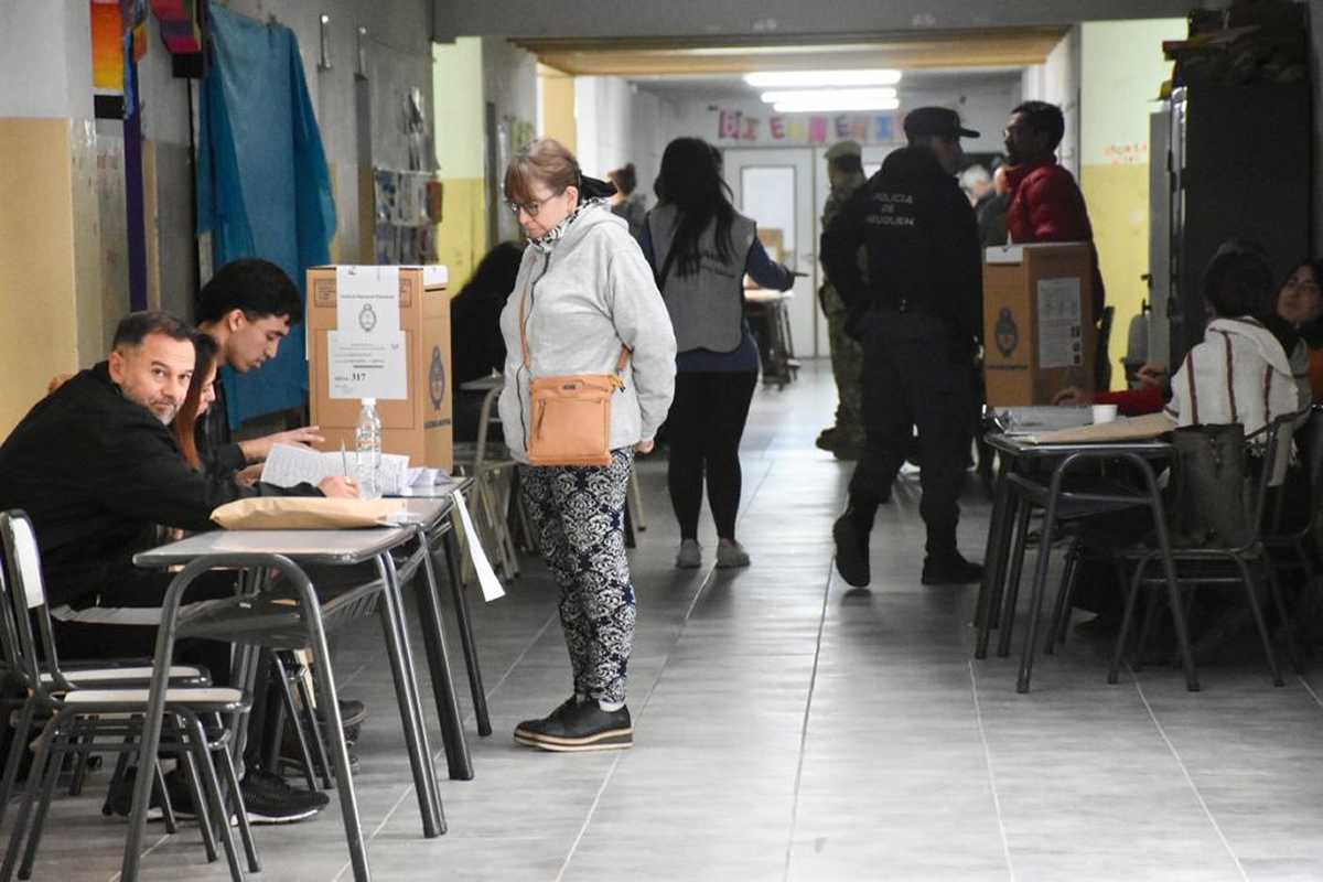 Las escuelas que ayer funcionaron como centro de votación de las PASO, hoy abren sus puertas para tener clases. (Foto Matías Subat).-