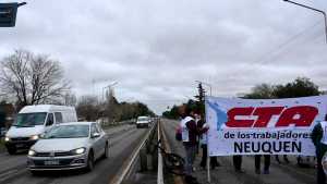 Se levantó el corte de la Ruta 22, pero sigue el caos en Ruta 7 en Neuquén: protestas y obras