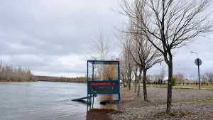 Por las lluvias, aumenta más el caudal del río Limay desde hoy y evalúan el río Neuquén