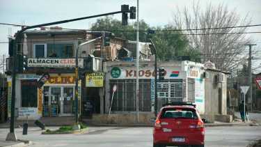 El almacén y pollería y el quiosco, escenario de los hechos ocurridos hace diez días aún sin esclarecer. (Matías Subat)