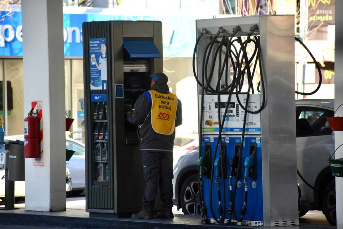 La mañana después de las elecciones, los conductores se encontraron con aumentos de nafta. (Foto archivo Matías Subat)