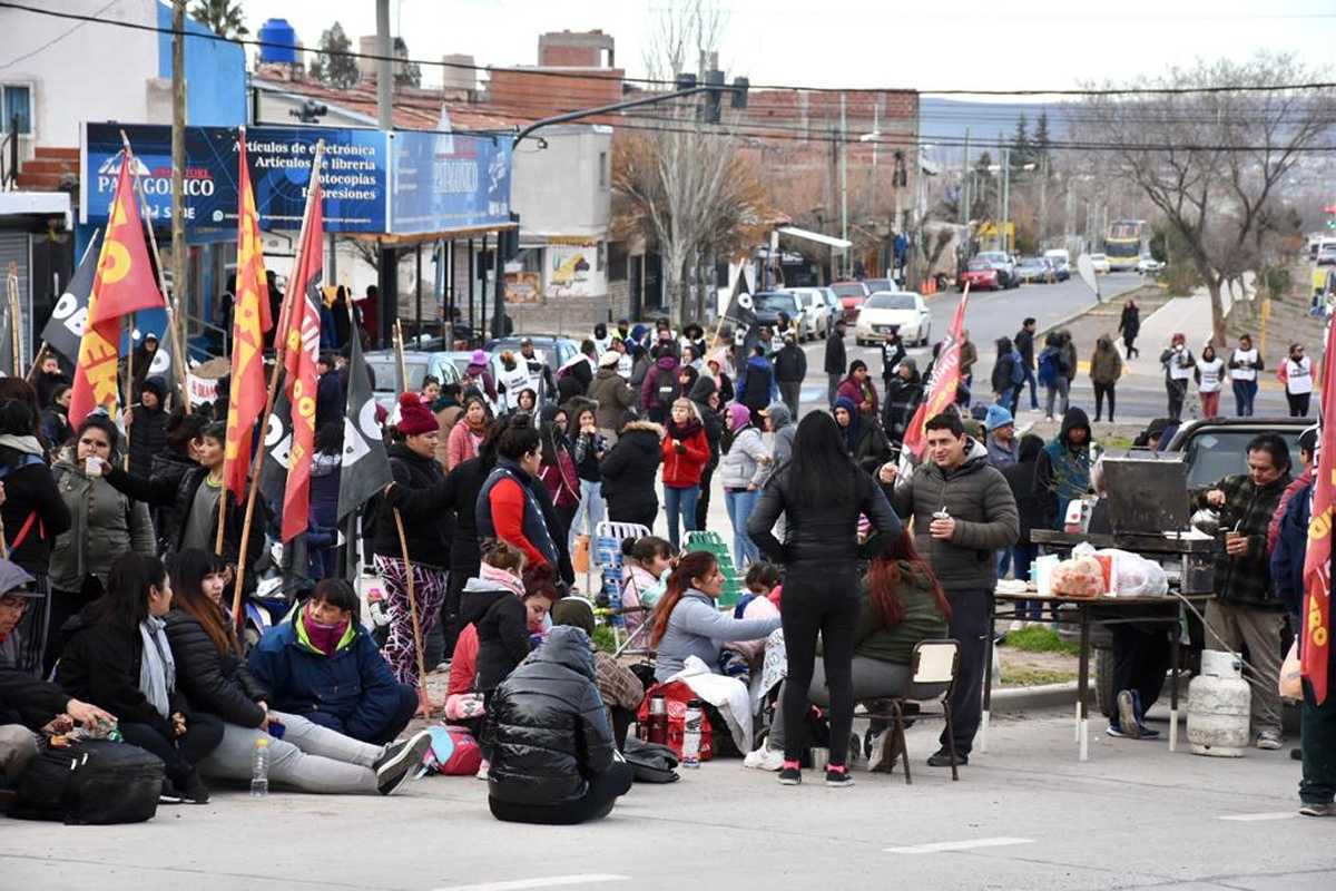 Integrantes del PO  reclamaron entrega de alimentos para comedores en el municipio del oeste de Neuquén. Foto: Matías Subat 