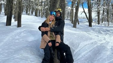 Nicole Neumann y Manu Urcera tuvieron un intercambio de anillos en la nieve de San Martín de los Andes, que generó gran cantidad de rumores.-