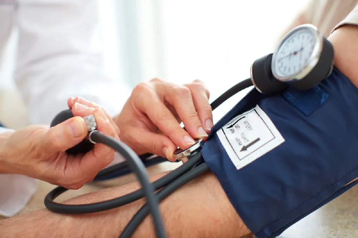 La toma de presión arterial para adultos mayores es clave para detectar enfermedades a tiempo.- Archivo.