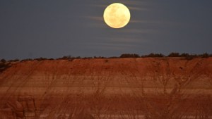 Así se ve la Superluna en Paso Córdoba, al sur de Roca