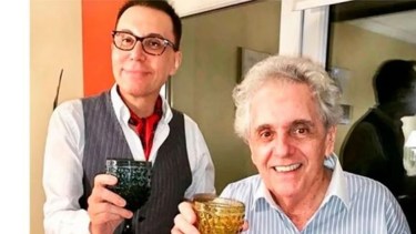 Marcelo Polino fue el encargado de llevarle la estatuilla al reconocido artista.  