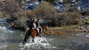 La odisea de pobladores de Cuyín Manzano que cruzan un río a caballo para salir del aislamiento
