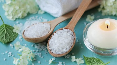 El ritual de la sal se realiza el primer domingo de cada mes, con simples herramientas.-