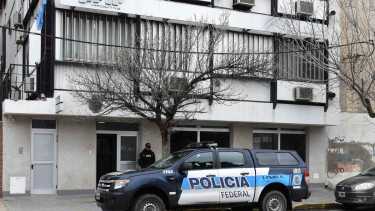 Pasadas las 13  se realizó un allanamiento a las oficinas de la AFIP, en Roca. foto: Juan Thomes.