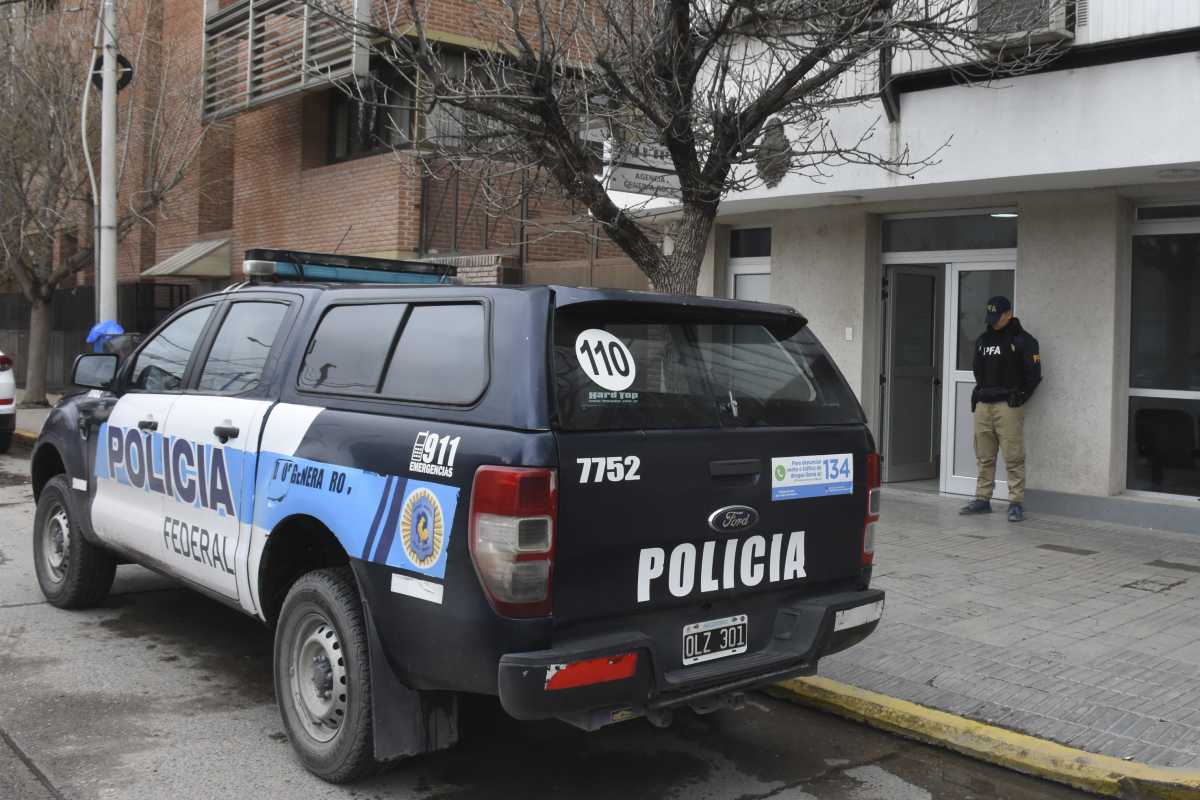 Efectivos de la Policía Federal allanaron las oficinas de la AFIP, en Roca. foto:Juan Thomes.