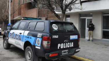 Efectivos de la Policía Federal allanaron las oficinas de la AFIP, en Roca. foto:Juan Thomes.