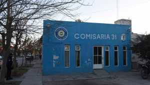 Arrojaron dos bombas molotov contra una comisaría en Roca