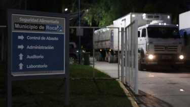 El movimiento continúa sin alteraciones en las instalaciones de calle Bolivia, en Roca, porque el fallo no está firme. La denuncia contra el municipio fue presentada por empresas distribuidoras. (Foto: Juan Thomes)